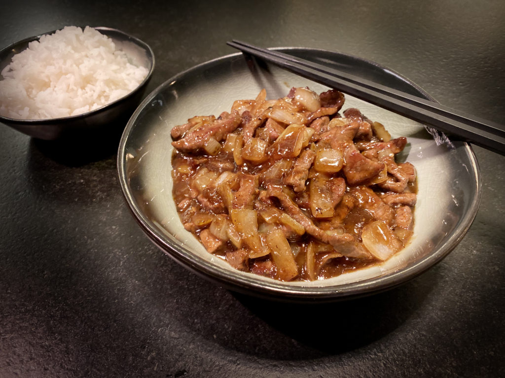 Bœuf sauté aux oignons à la chinoise – Quelques gouttes de plus