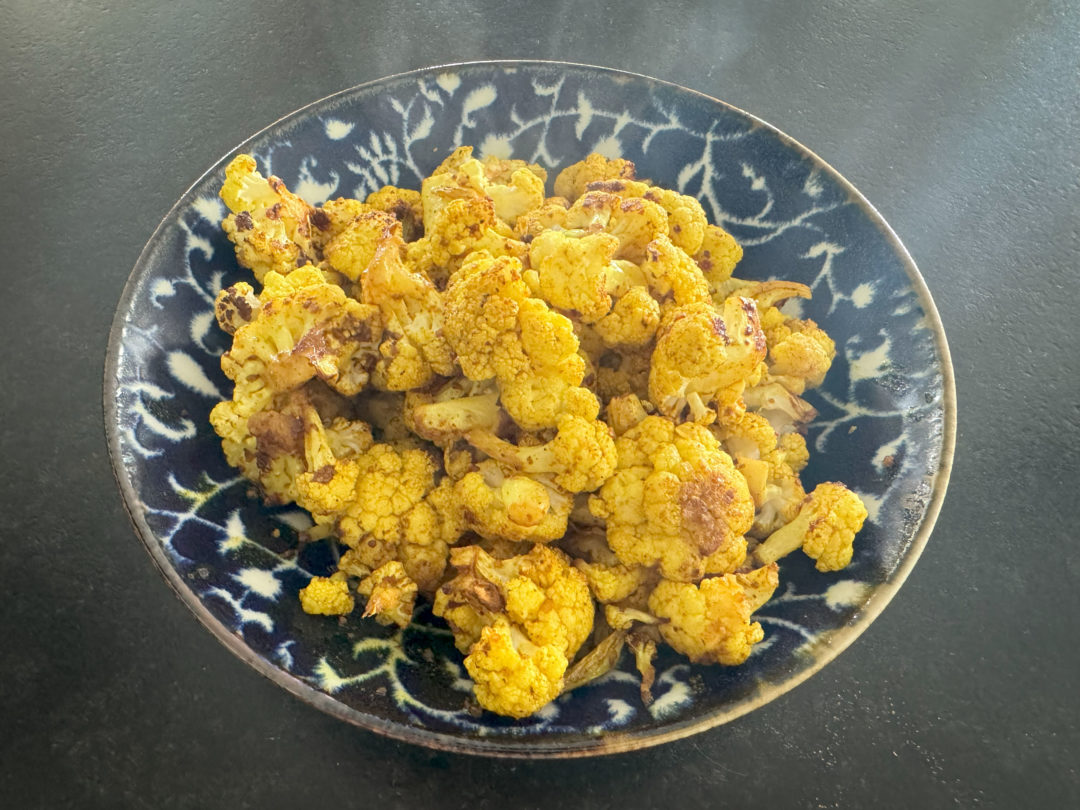 Chou-fleur au curry rôti au four de Rébecca – Quelques gouttes de plus